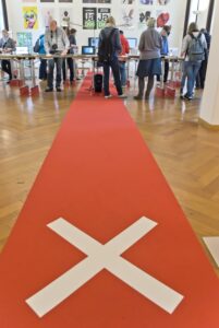 An Wänden, in Vitrinen, zwischen Buchdeckeln, auf Displays