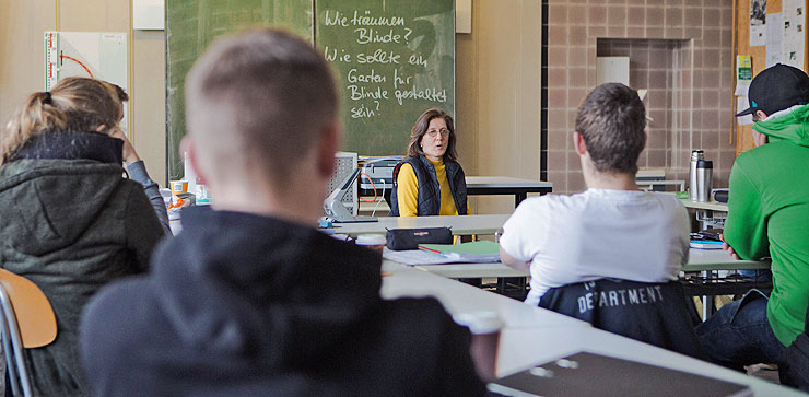 Gabriele Becker von „Blickpunkt“ in der Carl-Hofer-Schule