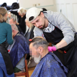 Friseur-Azbuis engagieren sich bei der Vesperkirche