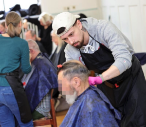 Friseur-Azbuis engagieren sich bei der Vesperkirche