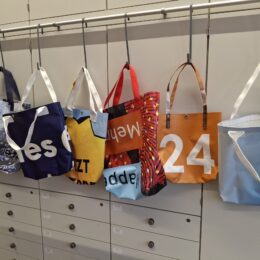 Taschenverkauf für guten Zweck